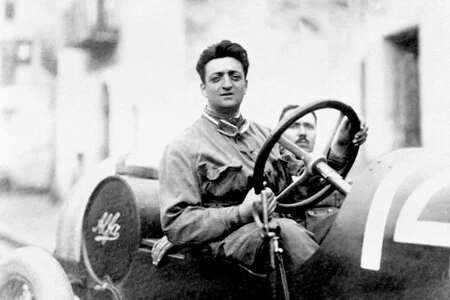 エンツォ・フェラーリは、同じ「ピーキー・ブラインダーズ」チームによって制作された自身のシリーズを Apple TV+ で持つことになる