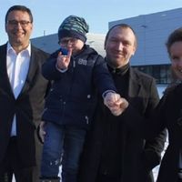 Sus compañeros de trabajo donan 3.300 horas extras para que pueda cuidar de su hijo con leucemia 