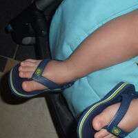 Las chanclas de dedo no son un calzado adecuado para bebés y niños pequeños