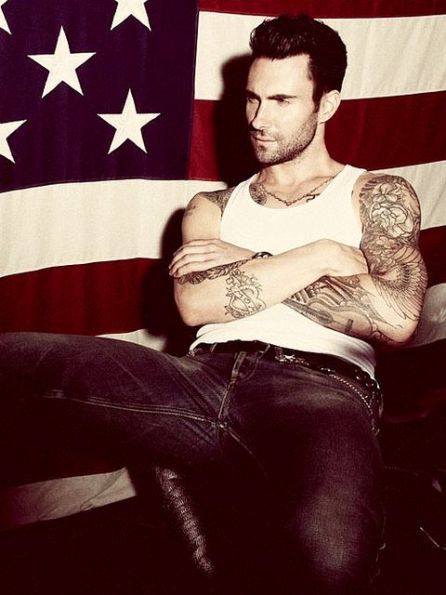 Adam Levine jugando a los héroes macarras en el vídeo de 'Payphone'