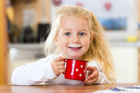 Niña bebiendo leche