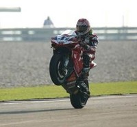 Haga se impone en la segunda carrera en Donington