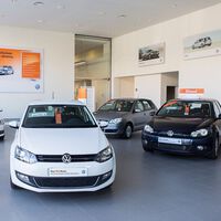 Los españoles necesitan coches baratos, pero los usados cada vez son más caros: los más vendidos son compactos con más de 10 años