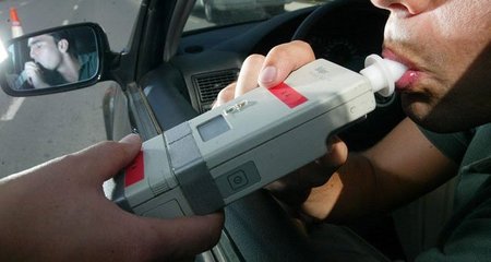 Conducía sin carné, sin cinturón, ebrio y hablando por el móvil