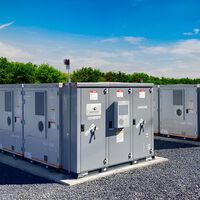 España produce más energía renovable que nunca, pero no tiene baterías y el apagón nos dejó en la cuerda floja. El Gobierno quiere solucionarlo con ayudas