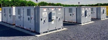 España produce más energía renovable que nunca, pero no tiene baterías y el apagón nos dejó en la cuerda floja. El Gobierno quiere solucionarlo con ayudas