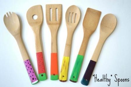 Manualidades con niños: cucharas de madera pintadas para cocinar con niños
