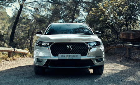 El DS 7 Crossback E-Tense es un SUV híbrido enchufable de 300 CV, tres motores y 50 km de autonomía eléctrica