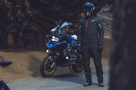 La SPIDI Mission-T es una chaqueta tricapa para la moto que sirve en invierno y verano, por 680 euros