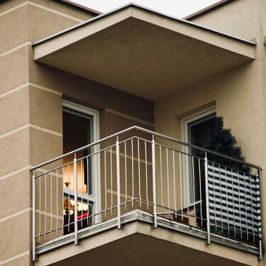 Llega el próximo 24 de abril a Lidl la mesa colgante ideal para desayunar en el balcón 