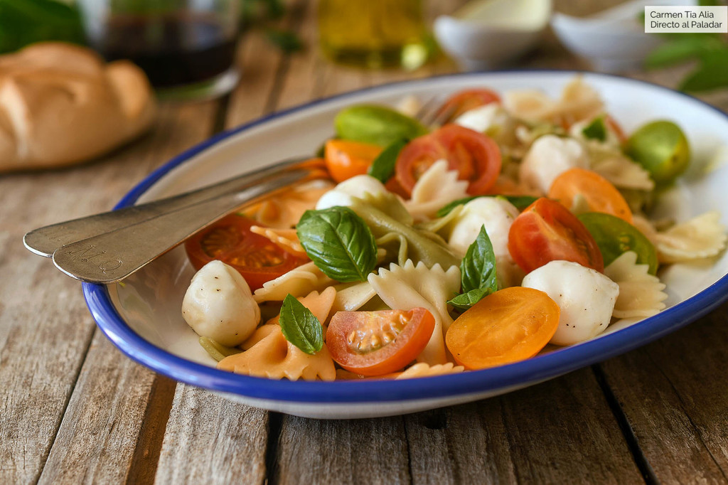 Vídeo receta de ensalada caprese de pasta, una versión con más cuerpo del clásico italiano