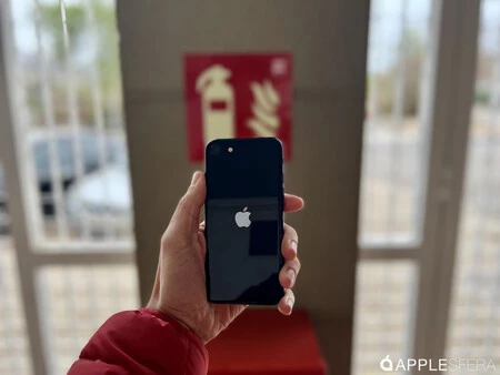 このiPhone SEにはA15 Bionicが内蔵されており、その前にあるAndroidを焼き付けます。