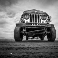 Parabrisas que acaban siendo tuppers y neumáticos en parques infantiles: así se recicla un coche cuando va al desguace