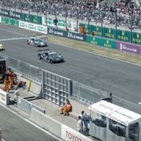 McLaren festeja 20 años de su victoria en Le Mans con una épica vuelta al circuito