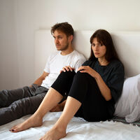 "Te quiero, pero necesito mi espacio": cómo convivir con una pareja absorbente o que quiere hacerlo todo contigo 