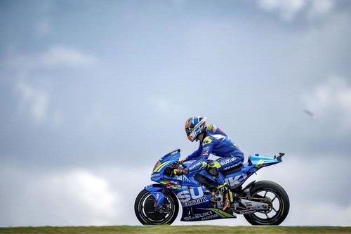 Álex Rins derriba el estratosférico crono de Andrea Dovizioso y Jorge Lorenzo sufre el primer día en Sepang