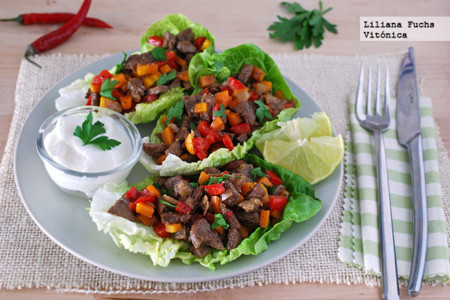 Wraps o tacos de lechuga con ternera salteada. Receta saludable