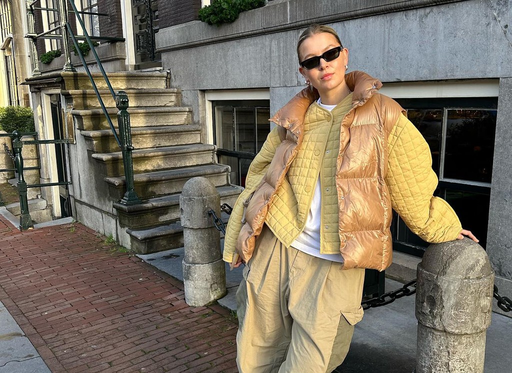 Sfera vende la chaqueta acolchada color escarcha con forro de peluche y es la compra más inteligente del invierno 