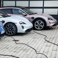 Porsche prueba la carga bidirecional conectando cinco Taycan para aportar energía a la red eléctrica en momentos de pico