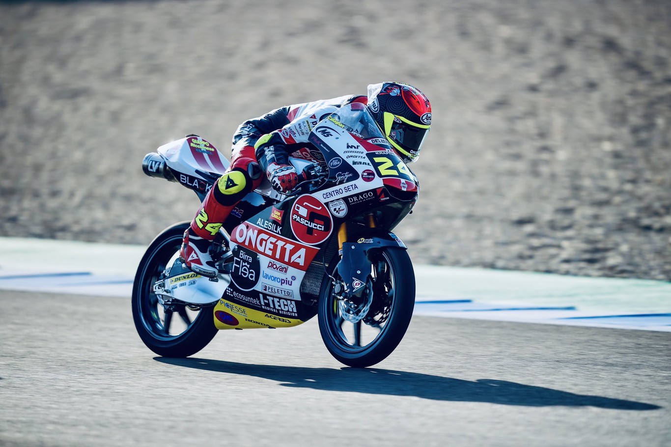 Tatsuki Suzuki logra controlar la indómita Moto3 y Albert Arenas se cae pero mantiene el liderato