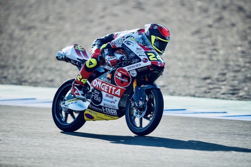 Tatsuki Suzuki logra controlar la indómita Moto3 y Albert Arenas se cae pero mantiene el liderato