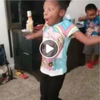 La alegría y sorpresa de una niña con parálisis cerebral al conseguir caminar sola, que emociona en redes sociales