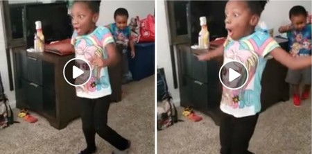 La alegría y sorpresa de una niña con parálisis cerebral al conseguir caminar sola, que emociona en redes sociales