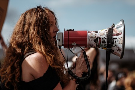 Amazon aplica técnicas de propaganda social para reforzar su imagen