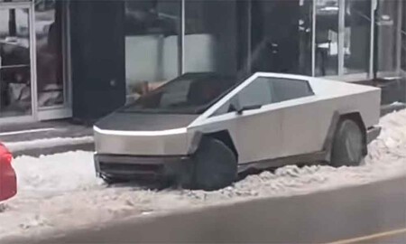 Una Tesla Cybertruck se queda atrapada en pocos cm de nieve