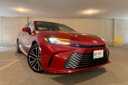 Toyota Camry 2025, a prueba: un superviviente en la categoría de los sedanes