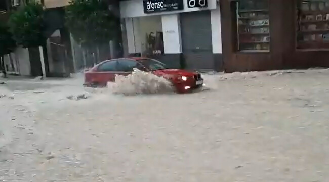 BMW Serie 3 intentando luchar contra el agua de la riada de Molina de Segura