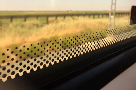 Nem para decoração nem para descansar a vista: essa é a verdadeira função dos pontinhos ao longo da borda do para-brisa do carro.