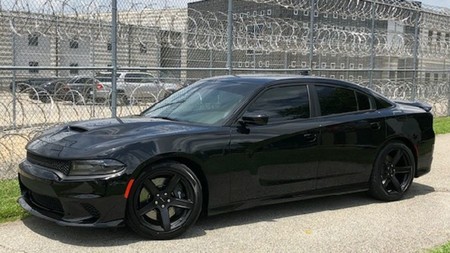 Un 'sheriff' compra un Charger Hellcat de 700 hp y recibe severa reprimenda