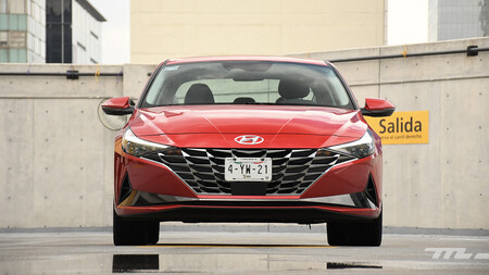 Hyundai Elantra 2022, a prueba: el coreano sube de nivel con una sólida apuesta por la tecnología y el diseño