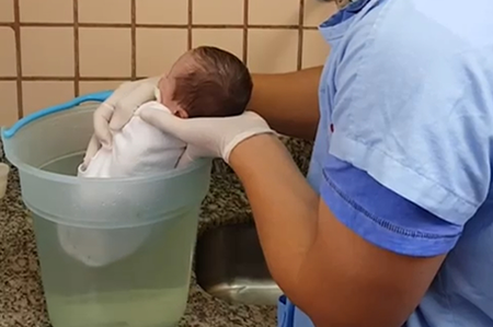 Bebê fazendo hidroterapia.