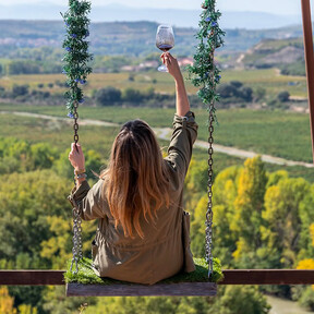 Un columpio entre viñas con vistas al Ebro y una panadería de autor: el pueblo perfecto en Rioja Alavesa para ver el eclipse 