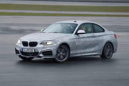 ¿No sabes driftear? BMW muestra un M235i autónomo que lo hace por ti