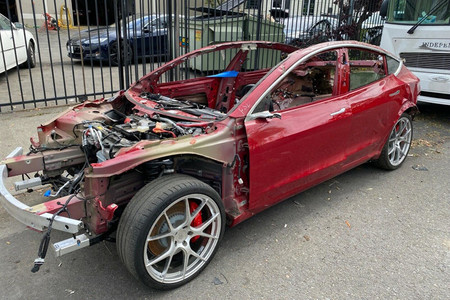 Alguien va a pagar 15,000 dólares (o más) por lo que queda de este Tesla Model 3 Performance... que aún funciona