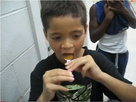 Se extiende entre niños y adolescentes la moda de ingerir cucharadas de canela poniendo en peligro su salud