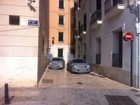 Coches oficiales y de los cuerpos de seguridad mal estacionados ¿Por qué se tolera?