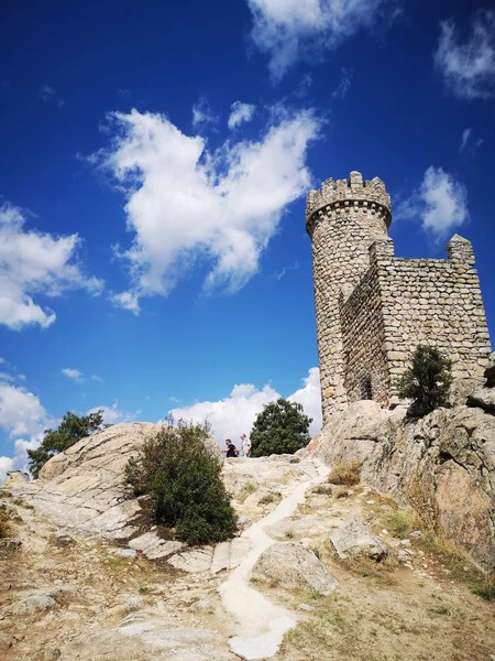 El Refugio De Jorge Sanz 56 Anos Esta En Un Rincon De La Sierra Madrilena Una Torre Del Siglo Ix Bosques De Encinas Y Rutas Entre Enormes Bloques De Granito