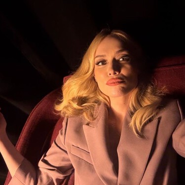 El chalet de Patricia Conde en las afueras de Madrid: una casa rodeada de naturaleza, con huerto y una cocina azul celeste