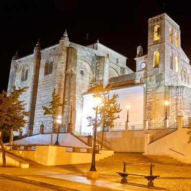 Es una de las capitales del anís español, pero también una escapada otoñal a la Sierra Norte de Sevilla cargada de historia y cerdo ibérico 