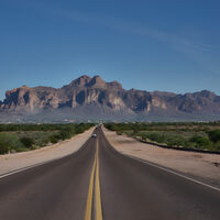 En 2020, Phoenix pintó 58 km de calles para combatir el calor extremo: el asfalto bajó 7 °C, pero nadie pensó en los peatones 