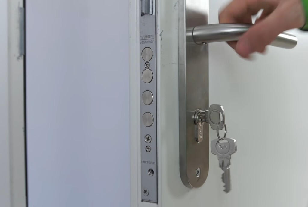 Dejar la llave girada en la cerradura para más seguridad: cuándo es buena idea y cuándo es mejor no hacerlo 