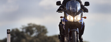 A la pregunta de si debes apartarte del carril izquierdo aunque circules a 120 km/h, la DGT no deja margen a la duda 