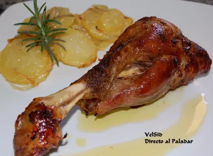 Cordero a la naranja y miel con patatas al romero