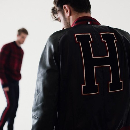 The Chainsmokers se enfundan en looks preppy noventeros para su colaboración con Tommy Hilfiger