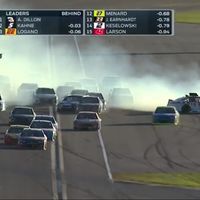 NASCAR es ese espectáculo donde puedes ver 16 coches pegándose leñazos en plena carrera y luego uno de ellos gana