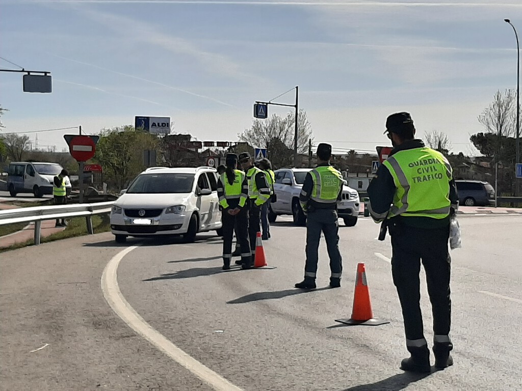 La DGT no puede multarnos por avisar de un control policial por el móvil. Solución: aplicar la Ley de Seguridad Ciudadana 